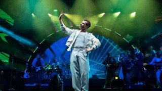 Kenan Doğulu, Maximum Uniq Açıkhava konseriyle yaz sezonunu başlattı