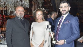 Semih Sarıalioğlu ödülünü ünlülerle kutladı