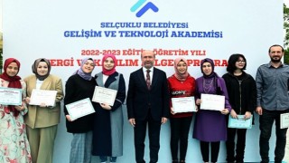 Törende kursiyerler sertifikalarını Selçuklu Belediye Başkanı Ahmet Pekyatırmacı ve Selçuklu İlçe Milli Eğitim Müdürü Turan Kayacılar&#39;ın elinden aldı