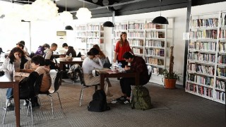 20 bin kitap Karşıyakalıların hizmetinde