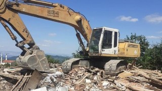 Gölcükte metruk ve orta hasarlı bina yıkımları sürüyor