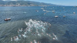 Kocaelinin iki yakası yüzlerce yüzücünün kulaçları ile birleşti