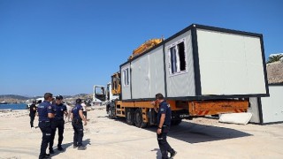 Sahildeki 22 konteyneri belediye ekipleri kaldırdı