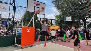 Gölcük sahilinde heyecan sırası sokak basketbolunda 