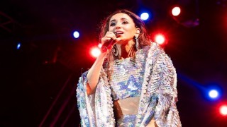 Karsu İstanbulun En Büyük Sahnesi YBY Woodsta 8 Bin Hayranını Sesiyle Mest Etti