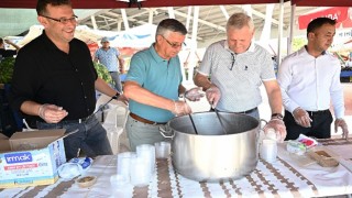 Kuzdere pazar yerinde vatandaşlara aşure ikramı