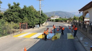Antalya Büyükşehir ekipleri yaya geçitleri ve kasisleri boyuyor