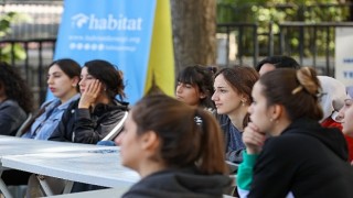 Depremzede Gençler Bucada Moral Depoladı