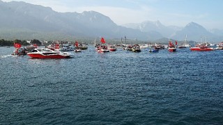 100 tekneden bayrak geçişi