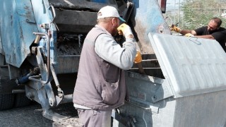 Bergama Belediyesi Çöp Konteynerlerini Temizliyor