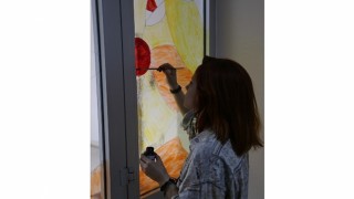 Egeli öğrenciler bina kapılarına vitrayla renk kattı