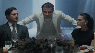 İki insanın kalbinin her şeye rağmen birbiri için attığı aşk hikayesi..