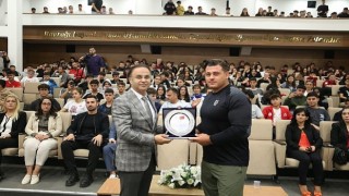 İzmir İl Milli Eğitim Müdürlüğü Cumhuriyetin 100 Yılı Kutlamaları Kapsamında Milli Gururumuz Rıza Kayaalp Öğrencilerle Buluştu