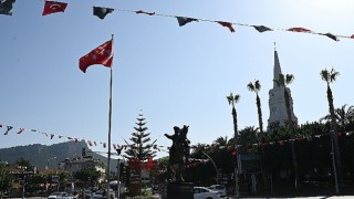 Kemer bayraklarla donatıldı