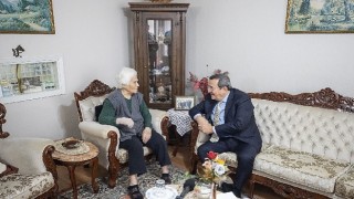 Başkan Batur, 24 Kasımda yine öğretmeninin yanında