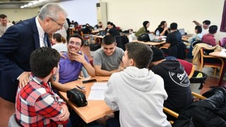 Rektör Prof. Dr. Budaktan sınavlara hazırlanan öğrencilere sürpriz ziyaret