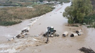 Taşan dereye belediye ekipleri müdahale etti