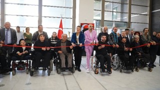 Engelleri aşan sanatçı Alper Kocabıyıkın resim sergisi açıldı