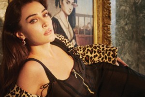 ESRA BİLGİÇ “GEÇMİŞ DÖNEM AŞKLARI HEPİMİZİN HAYALLERİNİ SÜSLÜYOR”