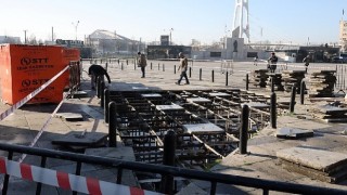 Kent Meydanındaki tören alanında düzenleme