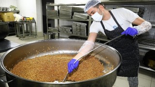 Büyükşehirin 3 ayrı aşevinden ihtiyaç sahiplerine sıcak yemek