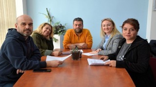 'Radyo Ege Kampüste öğrenciler radyoculuğunu mutfağında öğreniyor