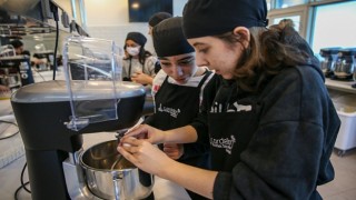 Çocuk şefler Karşıyakada mutfağa girdi