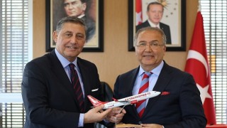 Corendon Turizm Grubu Kurucu Ortağı Yıldıray Karaer, Türkiye Tenis Federasyonu Başkanı Cengiz Durmuşu ziyaret etti