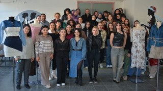 Egeli öğrenciler ikinci el giysilere yeniden hayat verdi