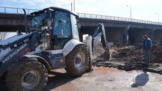 İSU ani yağışlarda su birikintisi yaşanan bölgeye müdahale etti