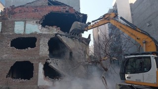 Osmangazide 3 katlı metruk bina yıkıldı