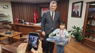 Satrançta Gölcükün gururu Başkan Sezere konuk oldu