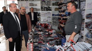 Selçuklu Belediye Başkanı Ahmet Pekyatırmacı saha ziyaretlerini sürdürüyor. Başkan Pekyatırmacı bu kapsamda Tekstil Pazarı esnafını ziyaret ederek onları dinledi.