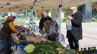 Üretici ve tüketici Karşıyakada &apos;aracısız buluşmaya devam ediyor