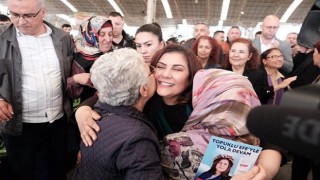 Aydın Büyükşehir Belediye Başkanı Özlem Çerçioğlu, Efeler Kapalı Pazaryerinde vatandaşlarla bir araya geldi