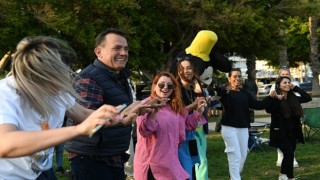 Başkan Abdullah Özyiğit gençlerle şarkı söyledi, horon oynadı