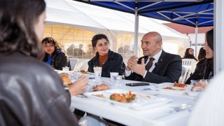 Başkan Soyer öğrenci sofrasına konuk oldu