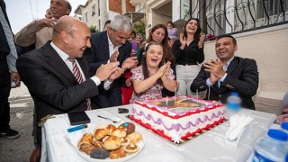 Başkan Tunç Soyerden Dilana doğum günü sürprizi