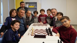 Beylikdüzü Belediye Başkanı Mehmet Murat Çalık, satrançta Türkiye şampiyonu olan 4 sınıf öğrencisi Onur Hışırı okulunda ziyaret etti