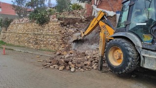 Burhaniye Belediyesi Fen İşleri Müdürlüğünce ilçenin dört bir yanında çalışmalar devam ediyor