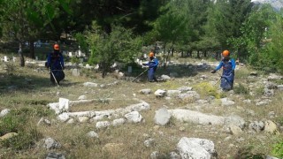 Büyükşehirden Bayram Öncesi Mezarlık Temizliği