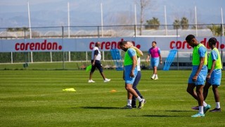 Dick Advocaatın çalıştırdığı Curaçao Futbol Milli Takımı, Corendon sponsorluğunda Titanic Deluxe Golf Belekte