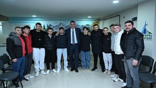 Gençler ilk oylarını Mustafa ağabeylerine atacak