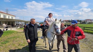 Gölcük Belediye Başkanı Ali Yıldırım Sezer, 21 Mart Dünya Down Sendromu Farkındalık Gününde özel bireyler at binme heyecanlarına ortak oldu.