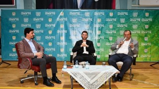 İznik Belediyesi tarafından düzenlenen Genç Tecrübeler Buluşuyor etkinliğinin konuğu yıldız futbolcu İsmail Yüksek oldu