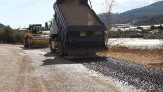 Kumluca Ortaköyde deforme olan yollar asfaltlanıyor