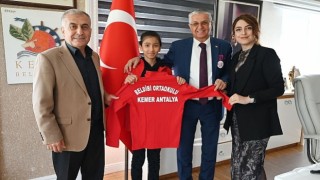 Masa tenisi sporcularından Başkan Topaloğluna ziyaret