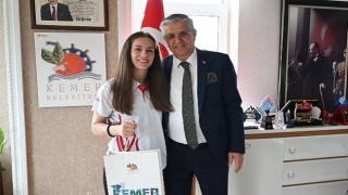 Muay Thai ve kick boks sporcusundan Başkan Topaloğluna ziyaret