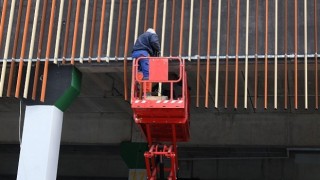 Pazar alanına sundurma çalışması başladı