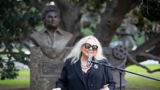 Sanat güneşi Zeki Mürenin heykeli Kültürparkta